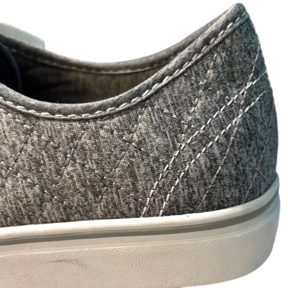 NWOT-Fila Women’s Low-Top Canvas Sneakers w/ a Quilted Pattern-Grey & White - Picture 5 of 11